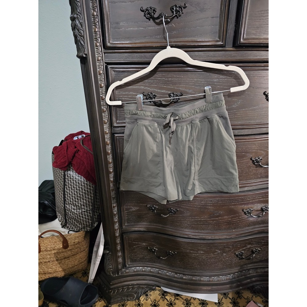Lululemon Dance Studio Short Green Pinstripe LW7CCGS Size 4
